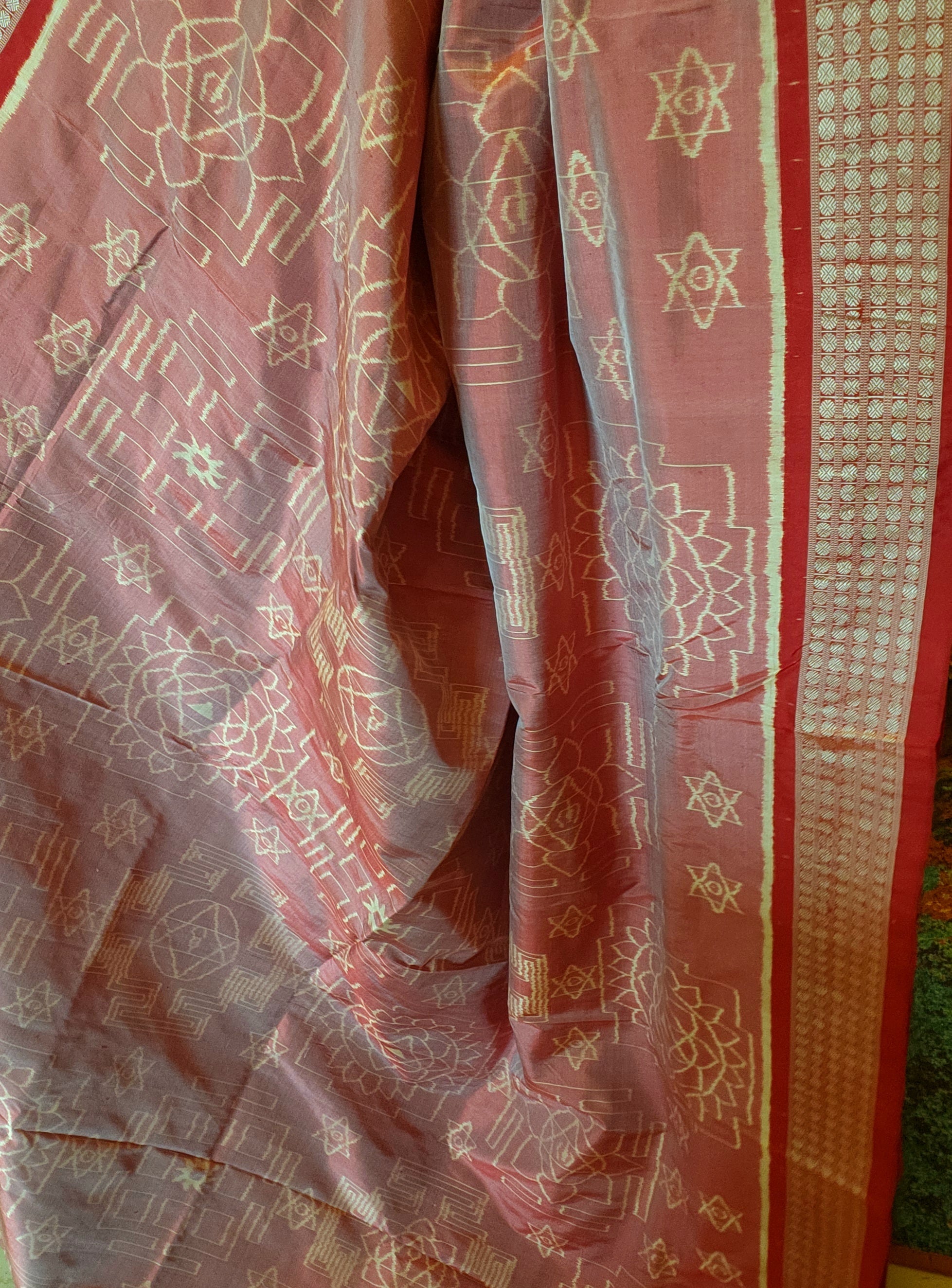 SHRI YANTRA: Handwoven Sambalpuri Silk Saree (Pink-Red)